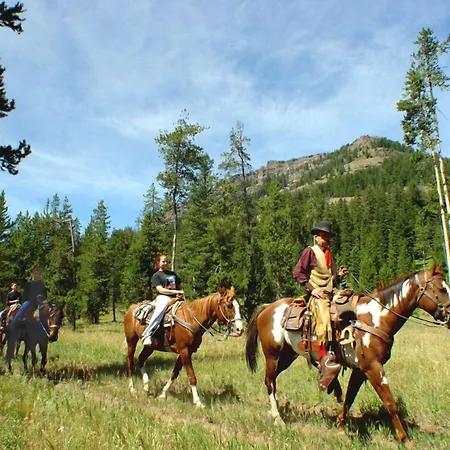 Pahaska Tepee Resort